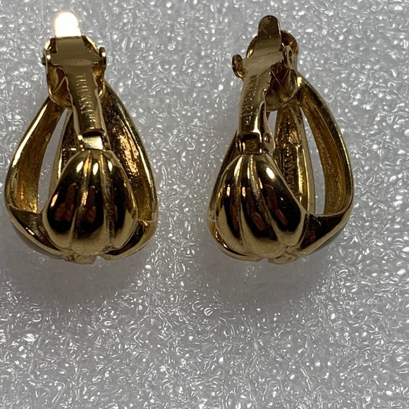 Vintage 1950's Tifari Earrings Cream Gold Tone Petal Drop Clip On 1 inch Jewelry - Picture 8 of 12